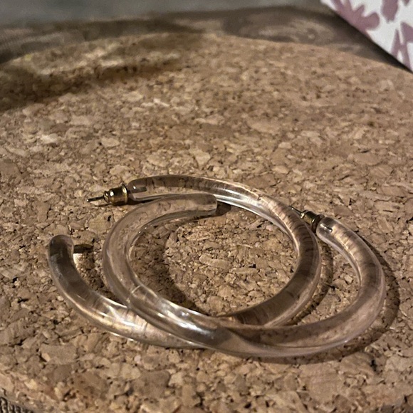 NWOT CLEAR LUCITE HOOP EARRINGS - Picture 4 of 4